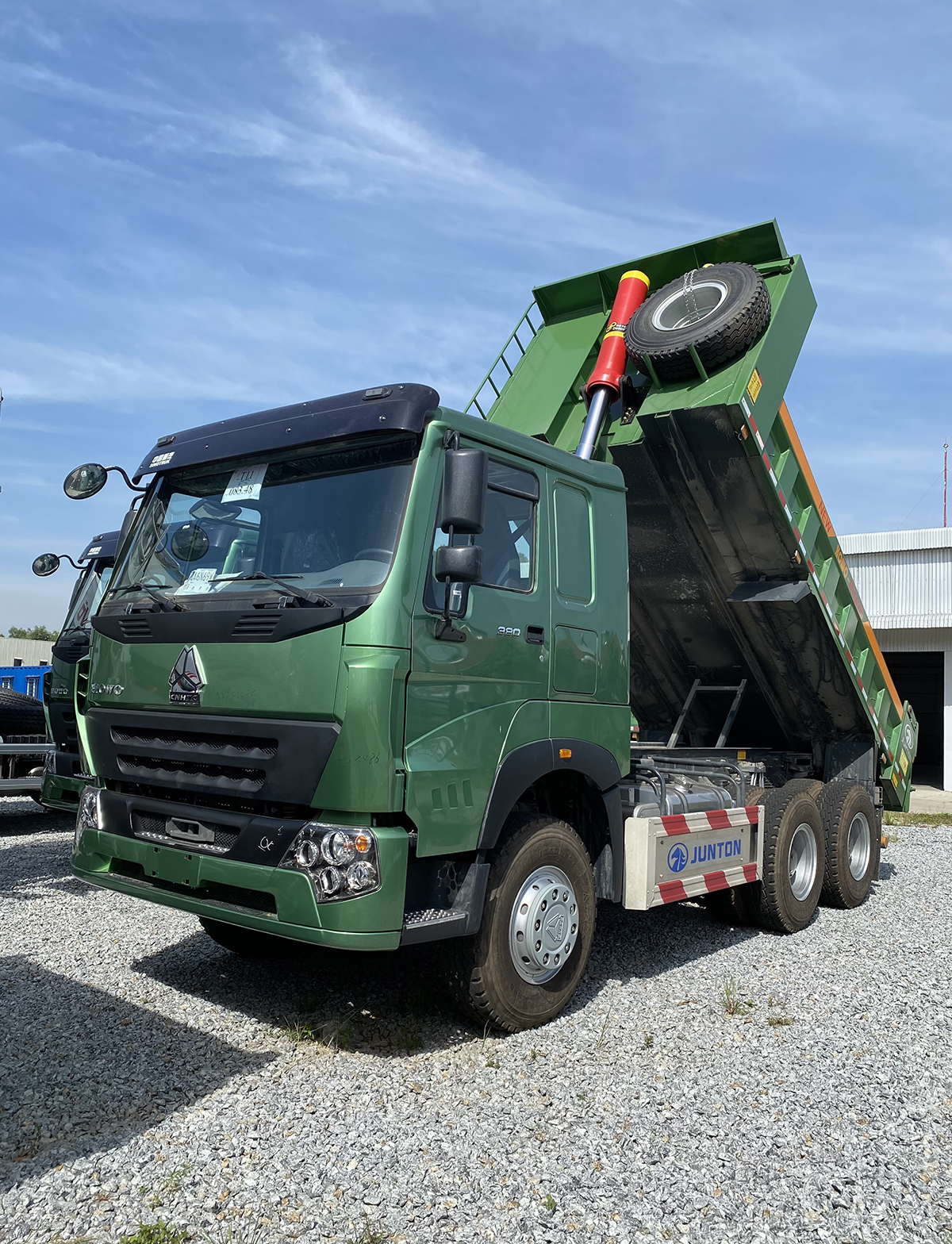 Xe Ben Howo 380 V7G 6x4 thùng vuông 1 Xe Ben Howo 380 V7G 6x4 thùng vuông