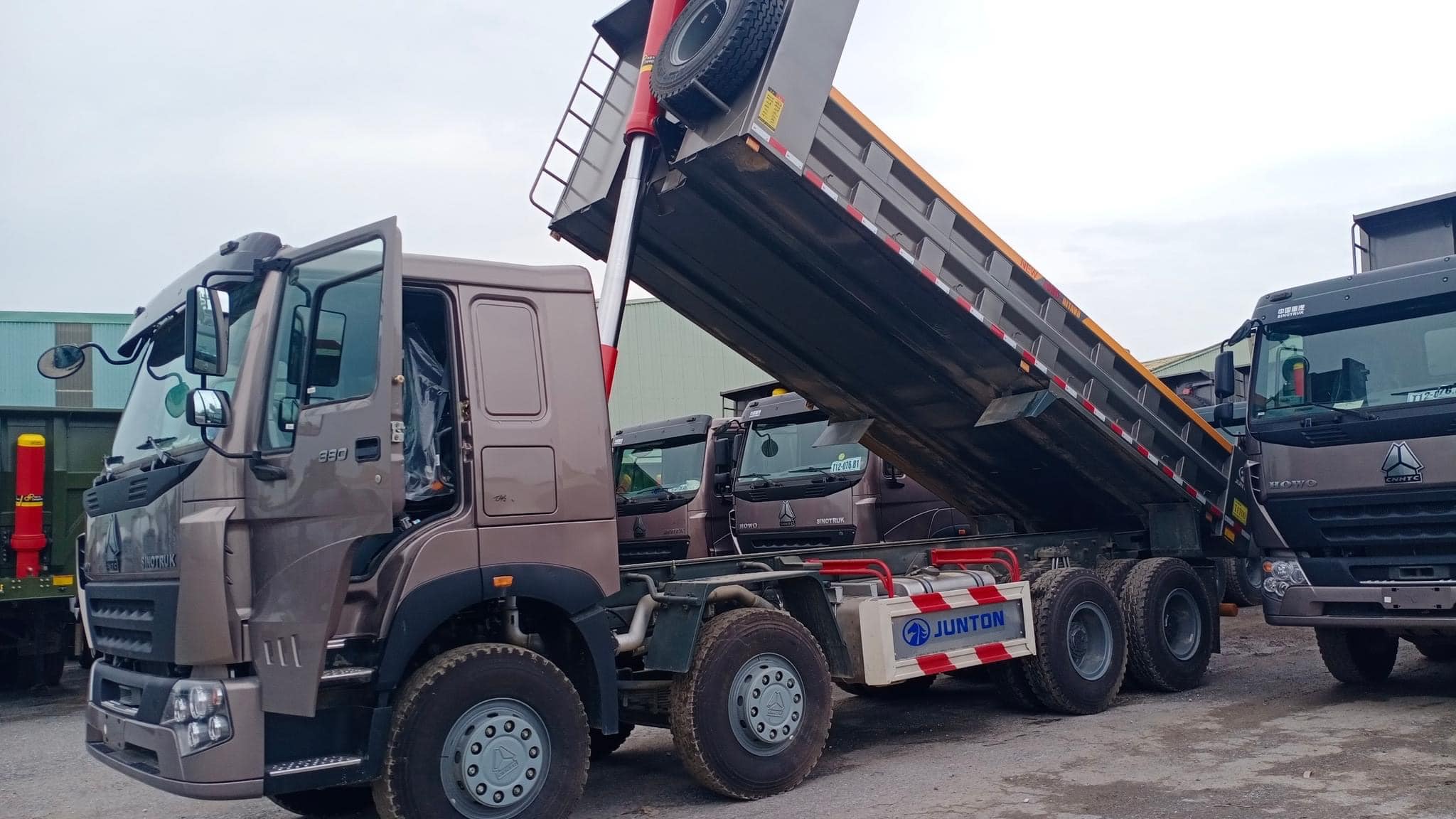 Xe Ben Howo 380 V7G 8x4 thùng vuông 12m3 3 Xe Ben Howo 380 V7G 8x4 thùng vuông 12m3 - Ảnh 3