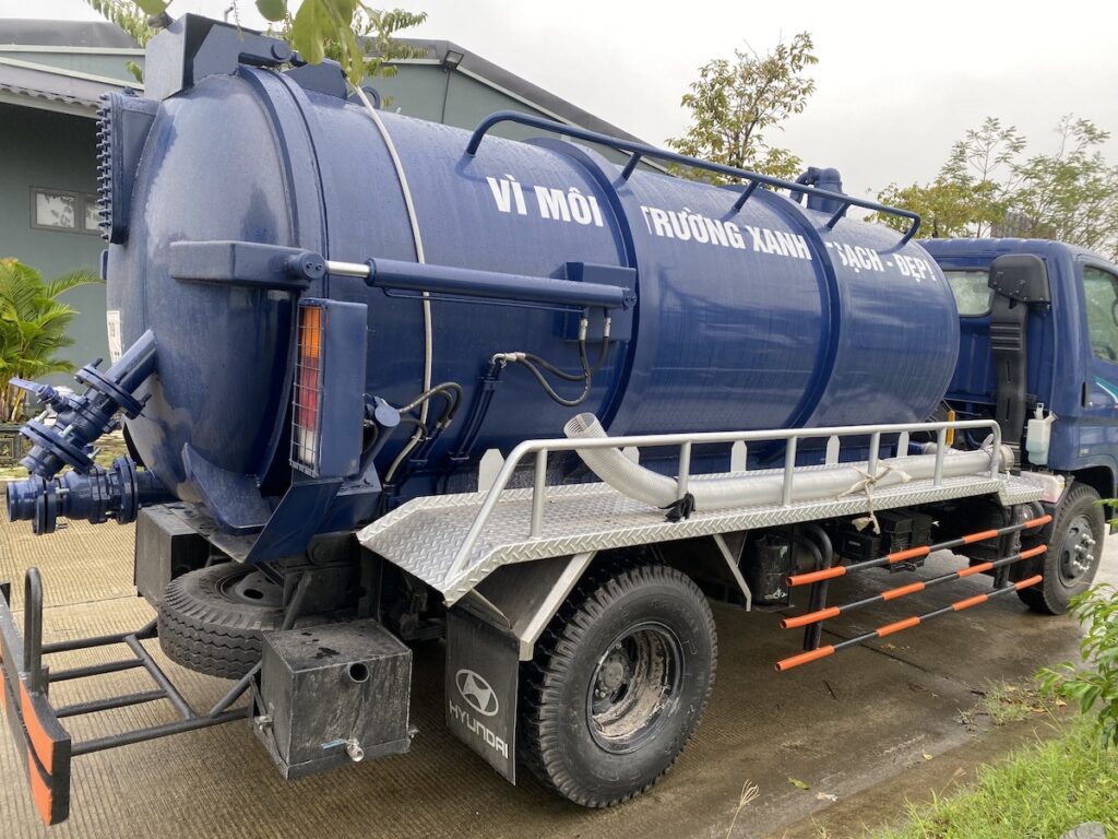 Xe bồn tưới nước rửa đường 8 khối HYUNDAI 110SP