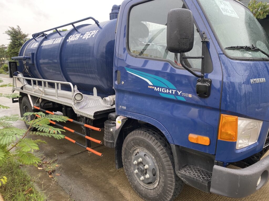 Xe bồn tưới nước rửa đường 8 khối HYUNDAI 110SP